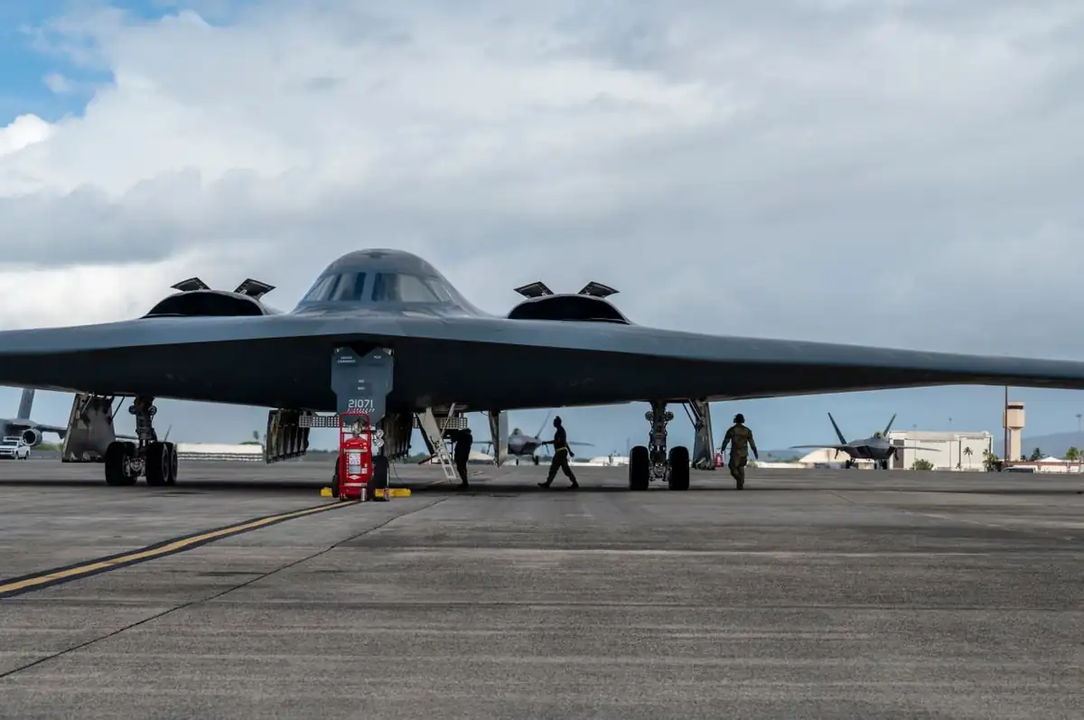 США показали учения B-2 Spirit с горячей дозаправкой 1 temp photo 98810