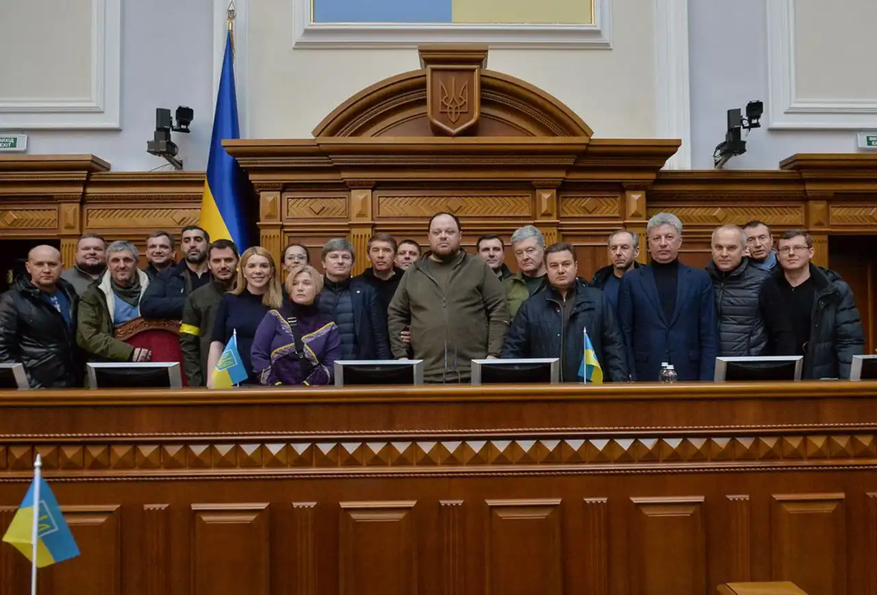 # Рада возвращается после месячных каникул: непроголосованные законы стоят государству около 7 млрд евро По материалам ЦПК: «На этой неделе Рада (наконец-то!) выходит из месячных каникул. И вот на каких “минорных нотах” парламент входит в новый сезон. Из-за президента — без постоянных министров обороны и МИД. Пока героические парни и девушки из Сил обороны защищали нас на фронте, президент Зеленский даже не подготовил “домашнее задание” для своих депутатов: представлений на назначение министров обороны и МИД. А значит — Рада (даже если бы хотела) назначить постоянных министров не может. Людей, которые всё это время, пока большинство депутатов отдыхали, стояли на улицах, — президент так и не услышал. И всё это — во времена большой войны, когда именно эти два министерства становятся критически важными. Евроинтеграция — проваливается. С деньгами от партнеров — проблема из-за бездействия Рады и президента. Чтобы реально двигаться в ЕС, мы должны были бы принимать евроинтеграционные законы десятками в месяц. Однако пока что в Раде с этим всё очень и очень плохо. А тем более — после долгого перерыва-отдыха. На этой неделе парламент должен принять законы, от которых зависит наше финансирование. Сейчас “стоимость” всех непроголосованных депутатами законов для государства — примерно 7 миллиардов евро. ### Законопроект №15056 В Раде снова могут включить вредные поправки в законопроект №15056, который нужен Украине для приближения к стандартам ОЭСР. Об этом мы в ЦПК писали еще до каникул Рады. Украина должна принять законопроект, который приблизит нас к стандартам Организации экономического сотрудничества и развития (ОЭСР). Однако есть риск опозориться и в таком благородном деле. Ведь депутаты всё еще могут внести кучу вредных поправок в зале. Эти поправки никоим образом не касаются предмета законопроекта. Вместо этого добавляют возможность прослушивания и слежки за журналистами, освобождают от наказания за подкуп избирателей, позволяют давление на правоохранителей, вмешательство в деятельность судей и так далее. Авторы этих вредных поправок — нардепы Максим Бужанский, Юлия Тимошенко, Анна Скороход, Григорий Мамка и другие. ### Законопроекты, которые ждут голосования Если же народные депутаты действительно хотят доказать, что работают на пользу Украины (а не наоборот), вместо того чтобы добавлять коррупционные поправки в евроинтеграционный закон, могли бы проголосовать за решения, которые действительно приближают Украину к вступлению в ЕС. Среди них такие законопроекты: №13602 — о реформе ГБР; №15354, который останавливает течение сроков давности в случае мобилизации обвиняемых, а также в коррупционных делах после передачи обвинительного акта в суд; №15333, который на самом деле отменяет “правки Лозового”, чего от Украины требуют партнеры; №15343 — о введении конкурса на должность генерального прокурора, о котором ЦПК писал ранее; №13601 — о восстановлении конкурсов на должности прокуроров; №15334, который расширяет подследственность НАБУ и позволяет руководителю САП самостоятельно направлять запрос об экстрадиции». Как вы видите, работы у Рады непочатый край, и многие законы ждут в Европе. ### Федоров Что касается Федорова, то ему придется определяться — возглавить протестующих или дальше оставаться в стороне, ожидая должности. Я не думаю, что Зеленский вернет его без боя на должность министра обороны. И добавлю от себя еще, что ЦПК немного драматизирует насчет денег от ЕС — Украина всё получит из 90 млрд в полном объеме.