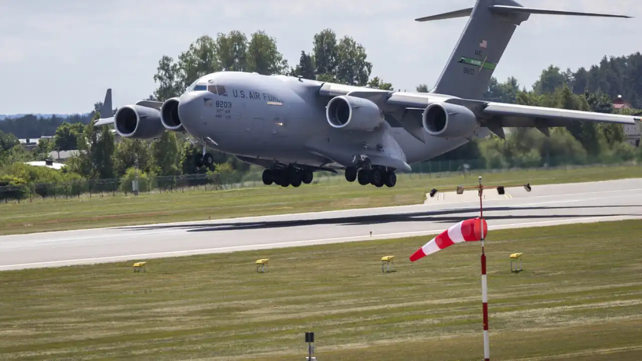 Почему директор ЦРУ прилетел в Москву именно на C-17?