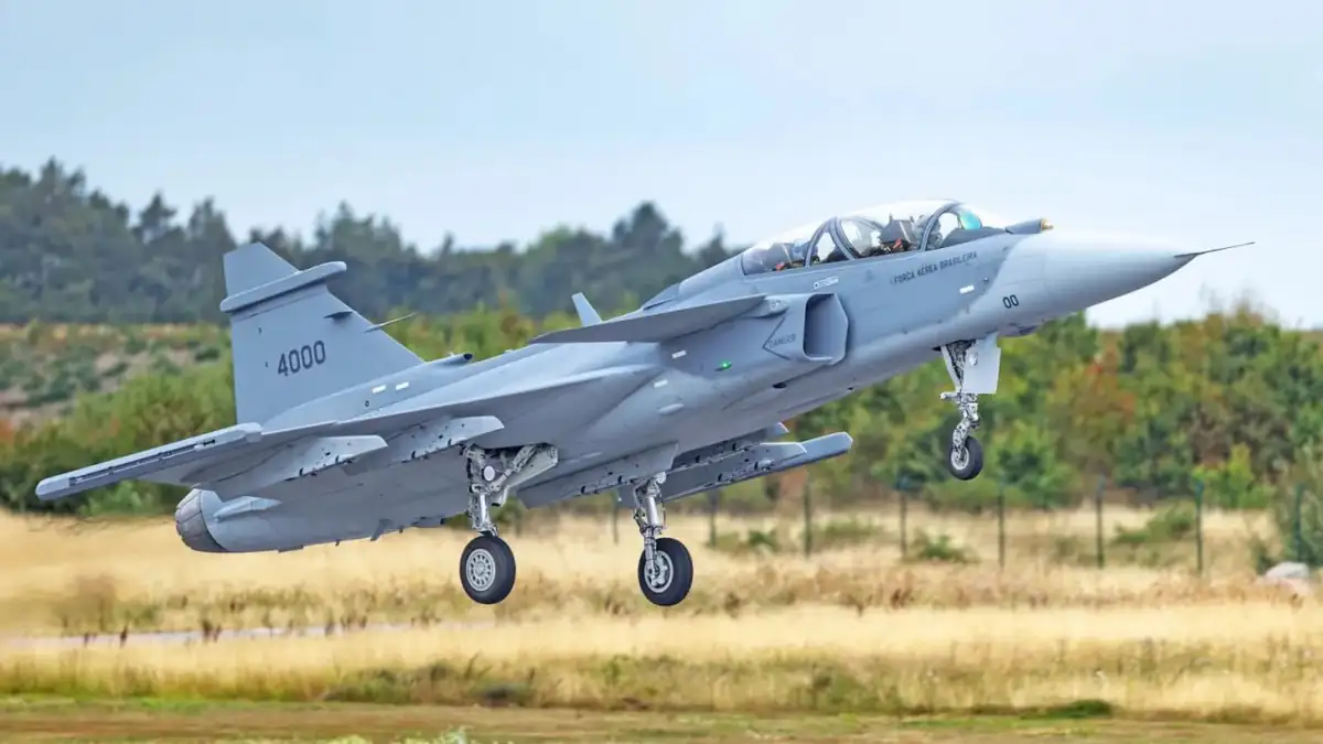 Saab впервые подняла в воздух двухместный Gripen F 1 temp photo 100678