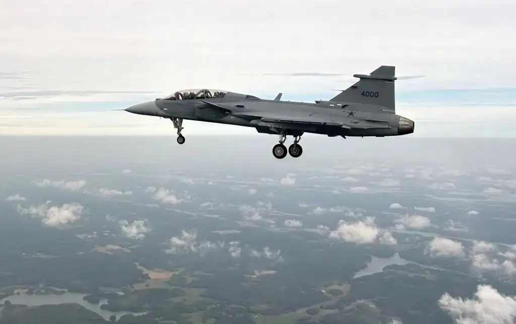 Saab впервые подняла в воздух двухместный Gripen F 2 temp photo 100679