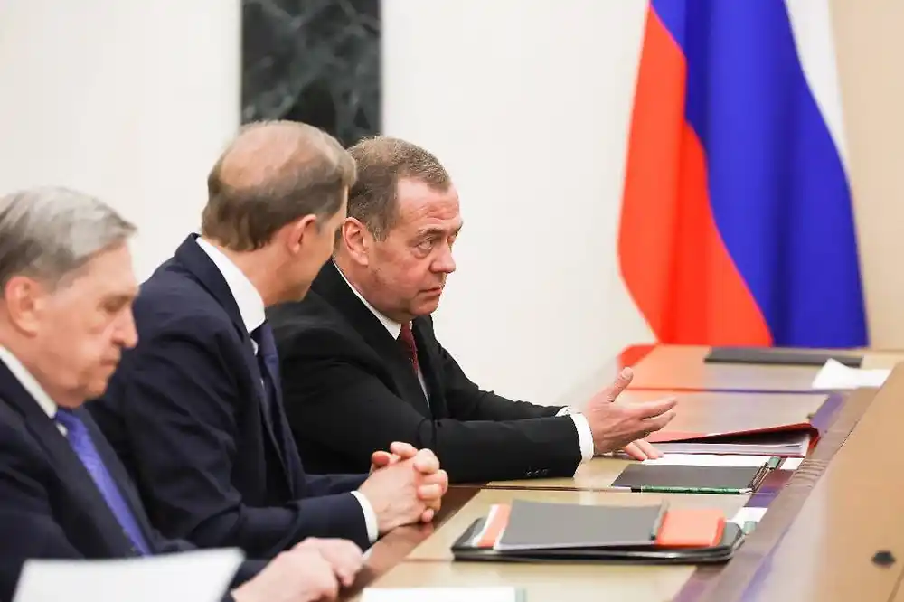 Медведев предлагает Трампу устранить Зеленского. Ушаков — о переговорах с Украиной и саммитах 1 Медведев предлагает Трампу устранить Зеленского. Ушаков — о переговорах с Украиной и саммитах